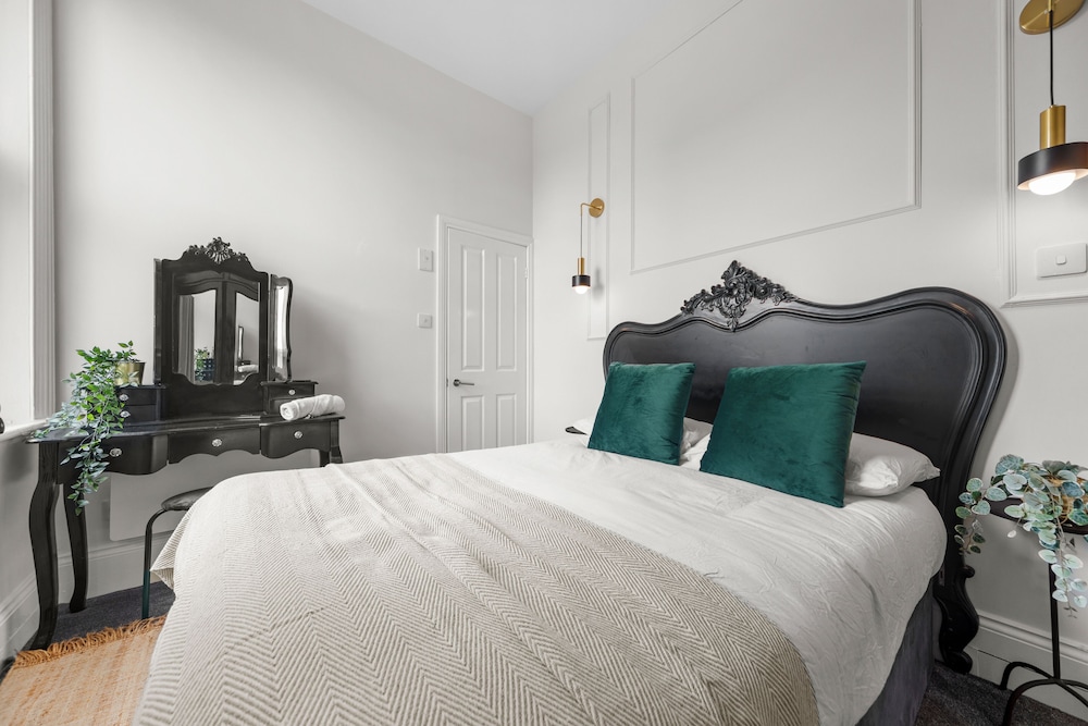 Harrogate - Pelican Suite 1 Bedroom view 2