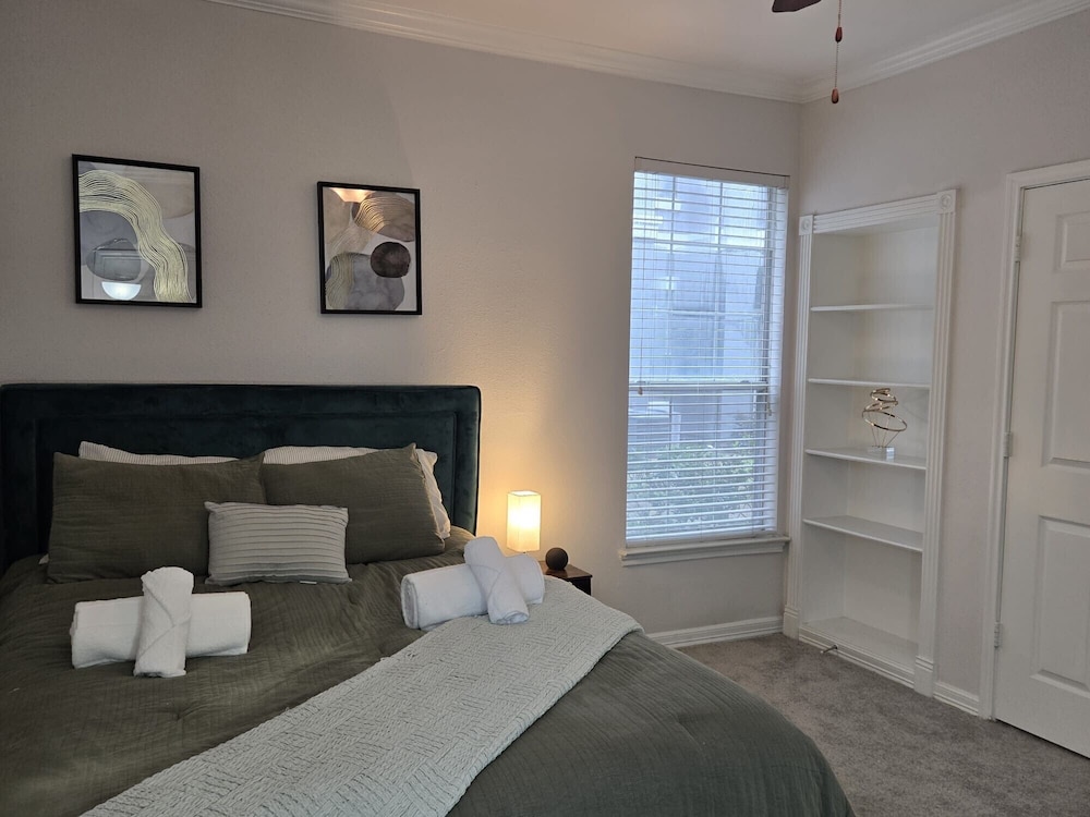 Apartment - Sleeps 5 - Pool - Parking - Gym - Image 2
