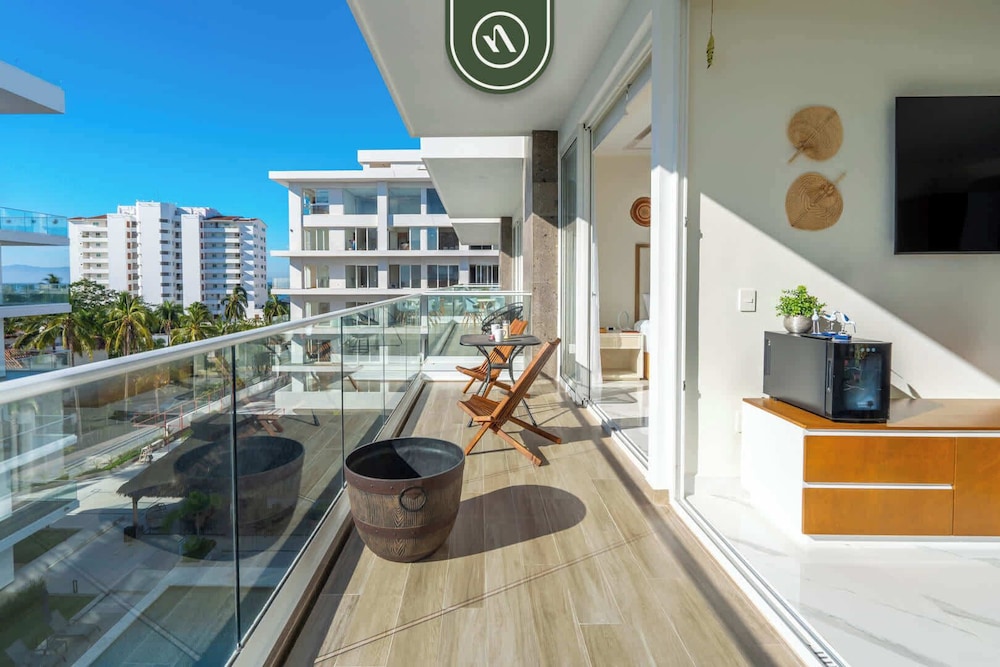 3BR Condo Right Next to the Beach - Pool - Palapa