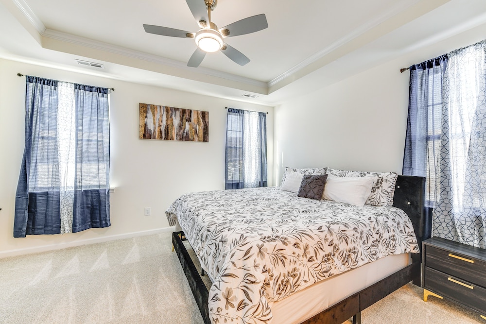 12 Mi to Dtwn Richmond: Spacious Home w/ Deck!
