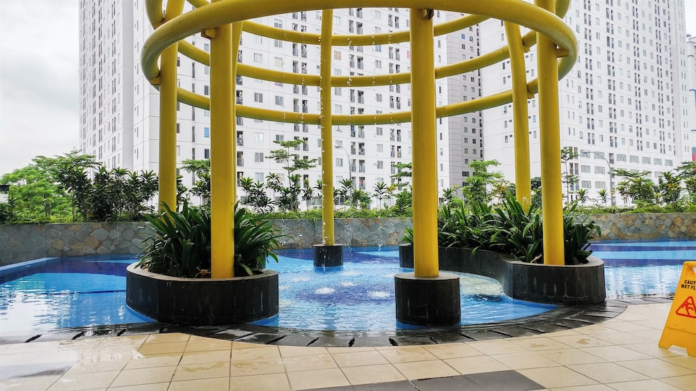Cozy And Elegant Studio Apartment At Bassura City Near Mall