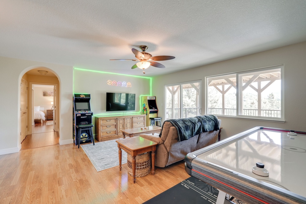 Hot Tub + Game Room: Family Retreat in Groveland!
