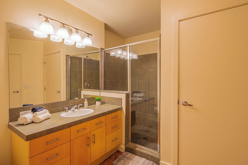 ROVE LIVING/KL - 44 Monroe