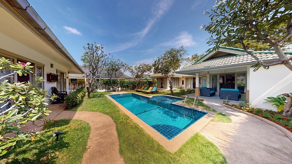 Idyllic Samui Beach Villa Resort