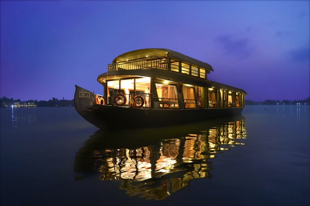 Upper Deck Houseboat view 3