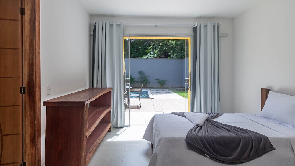 Casa Pet-friendly em Cond com Piscina e 5 Su tes