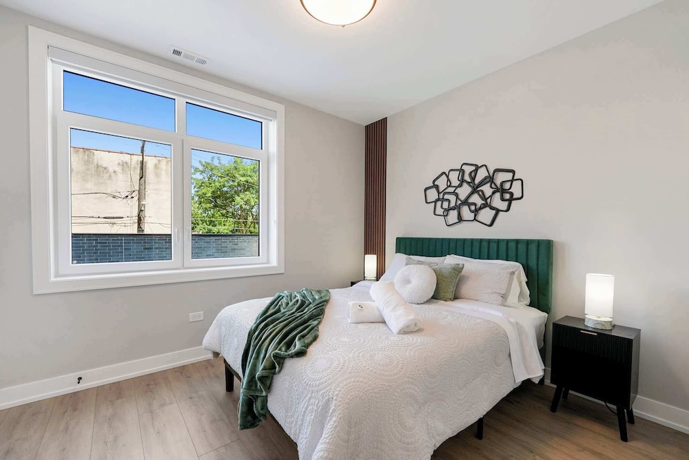 Modern 2br2ba Condo Free Parking and Balcony