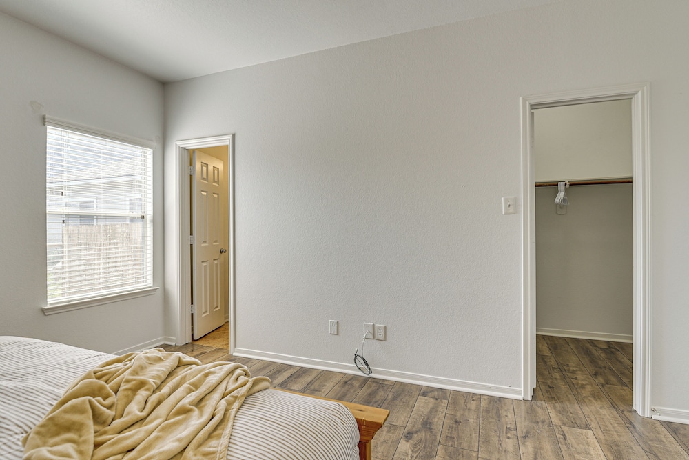 < 1 Block to Park: Family-friendly Houston Home!