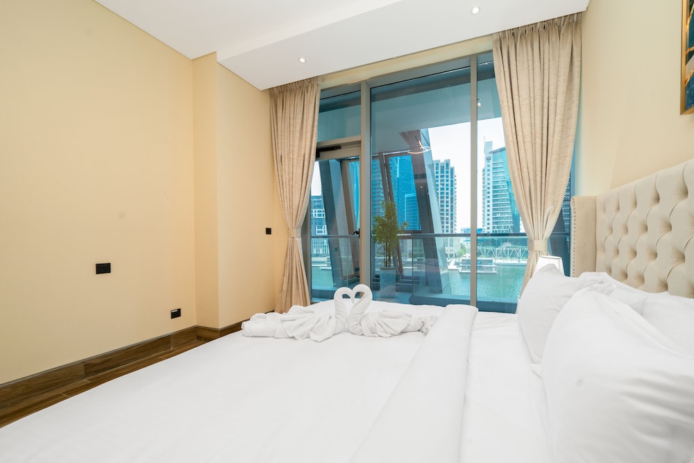 SIMPLY COMFORT Urban Chic Suites in J One Tower City & Canal Views
