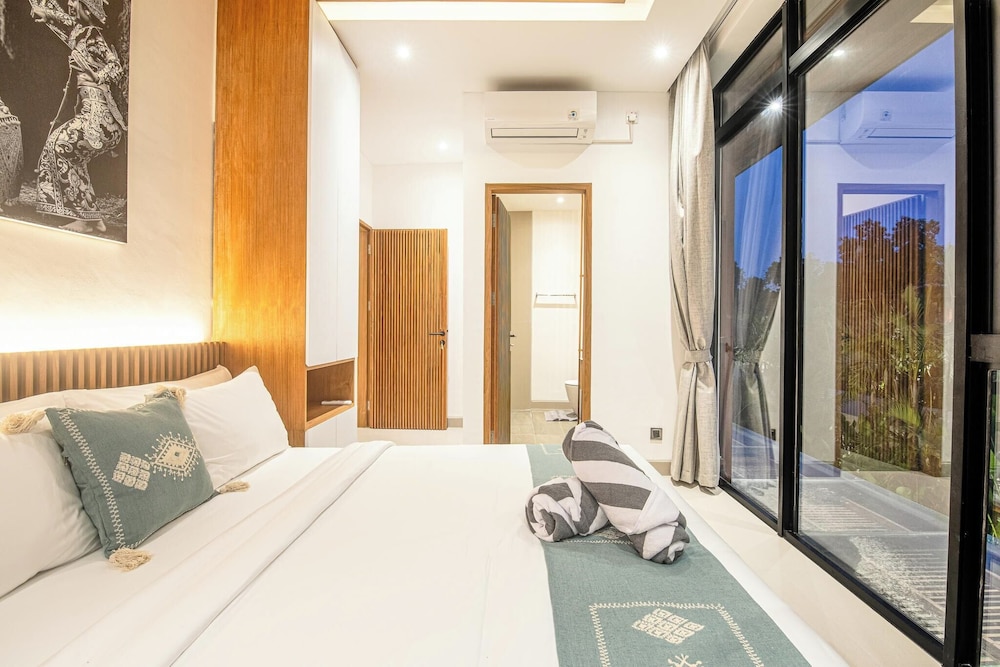 Luxury 5BR Retreat, 400m From Café Del Mar Shore