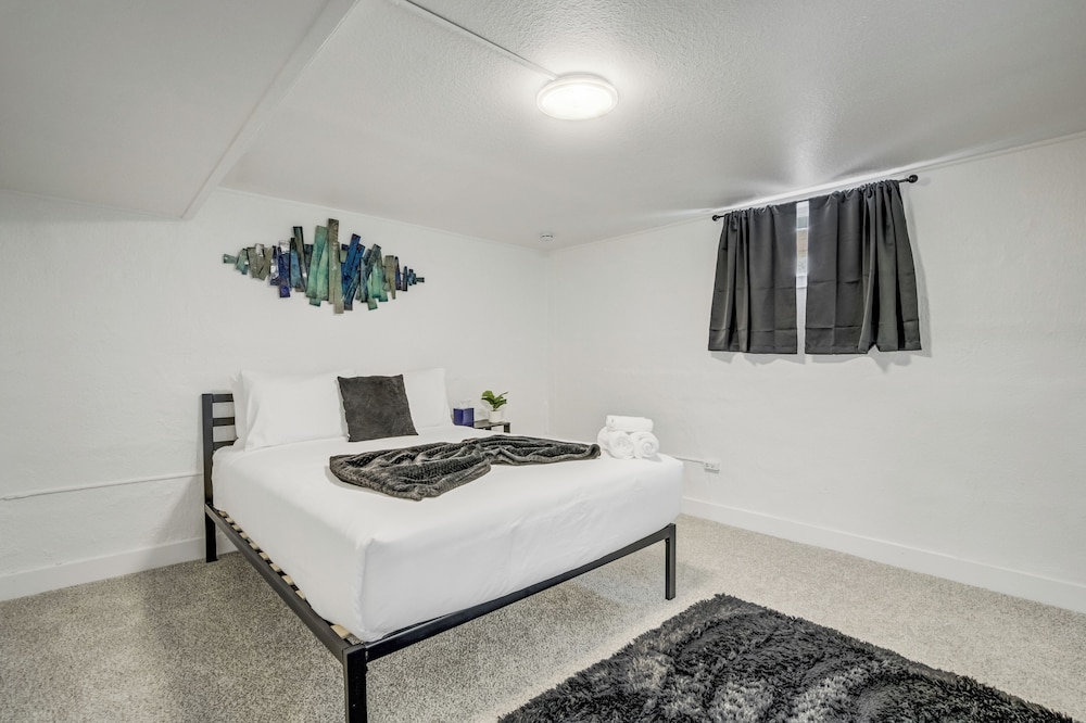 1318 E Pikes Peak