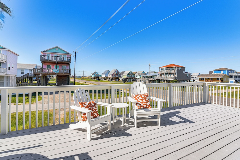 Modern Coastal Farmhouse: Walk to Surfside Beach!