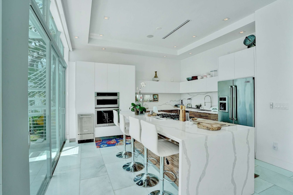 Miami Stunning Waterfront Villa Escape