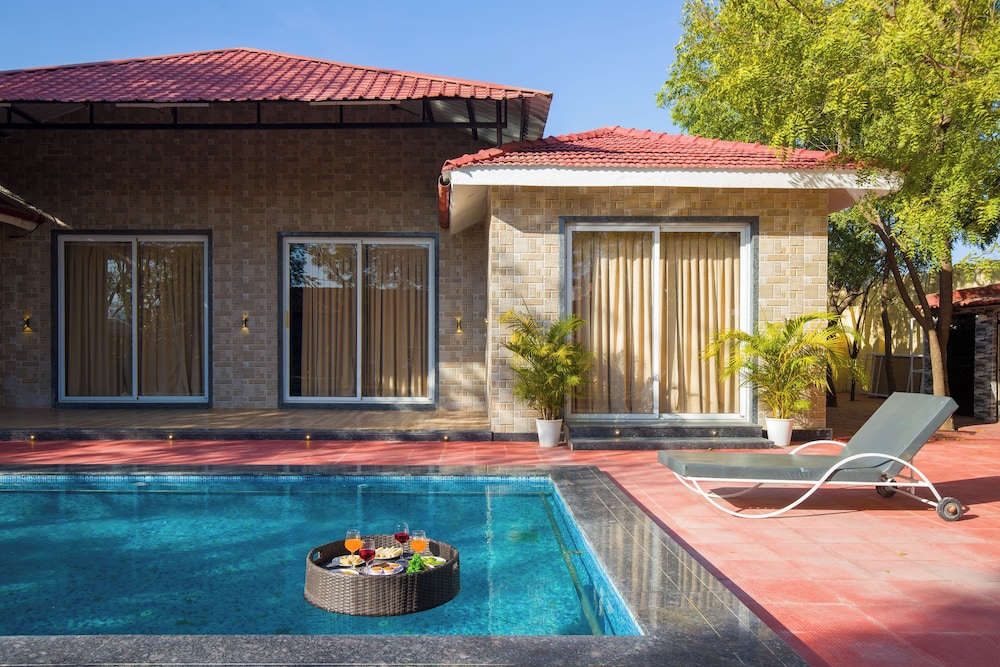 Alaya Stays 5BHK Roohmon's Farm Pvt Pool