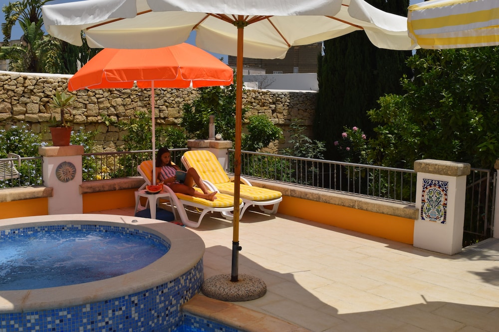 Central villa apartment pool & parking