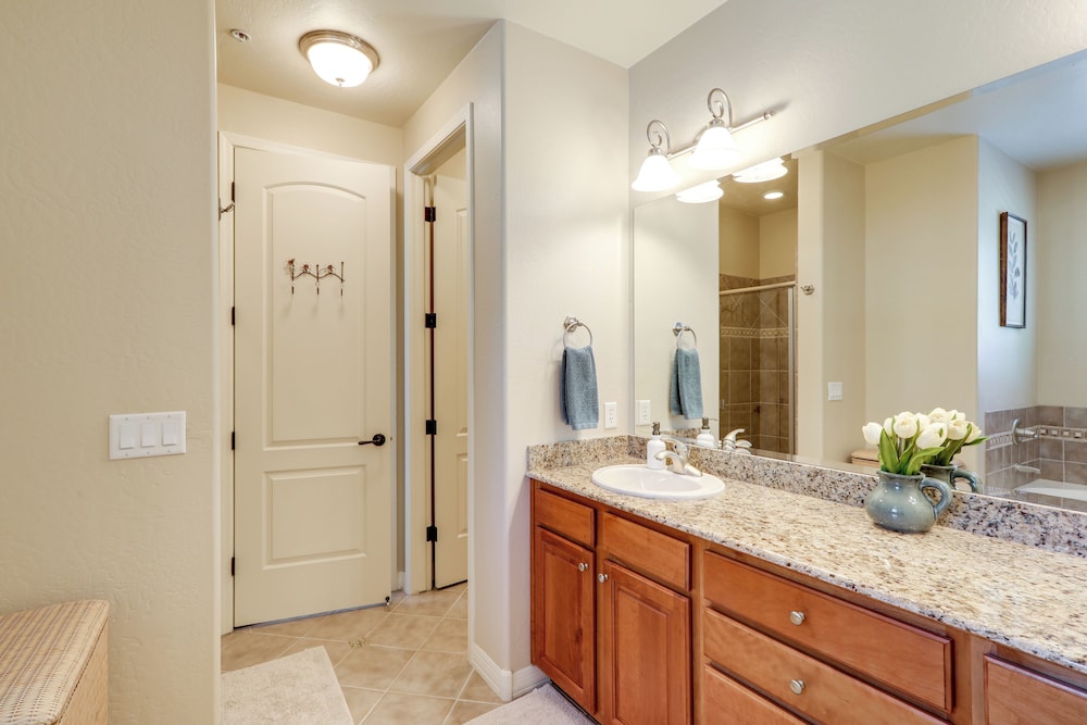 Tasteful Flagstaff Townhome w/ 2 Furnished Decks