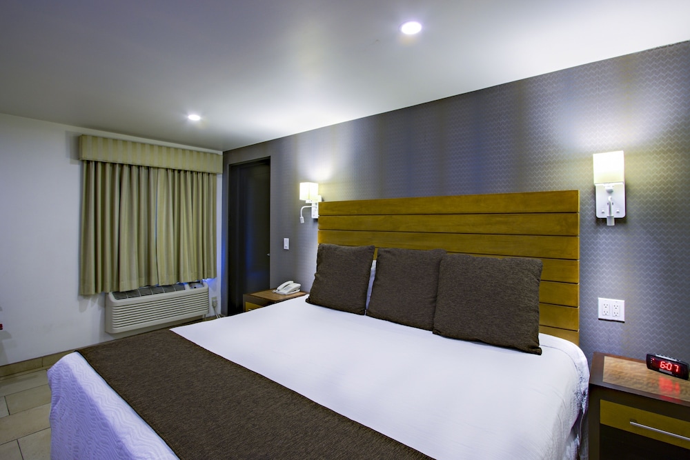 Ensenada Vacations - Hotel La Pinta - Property Image 26