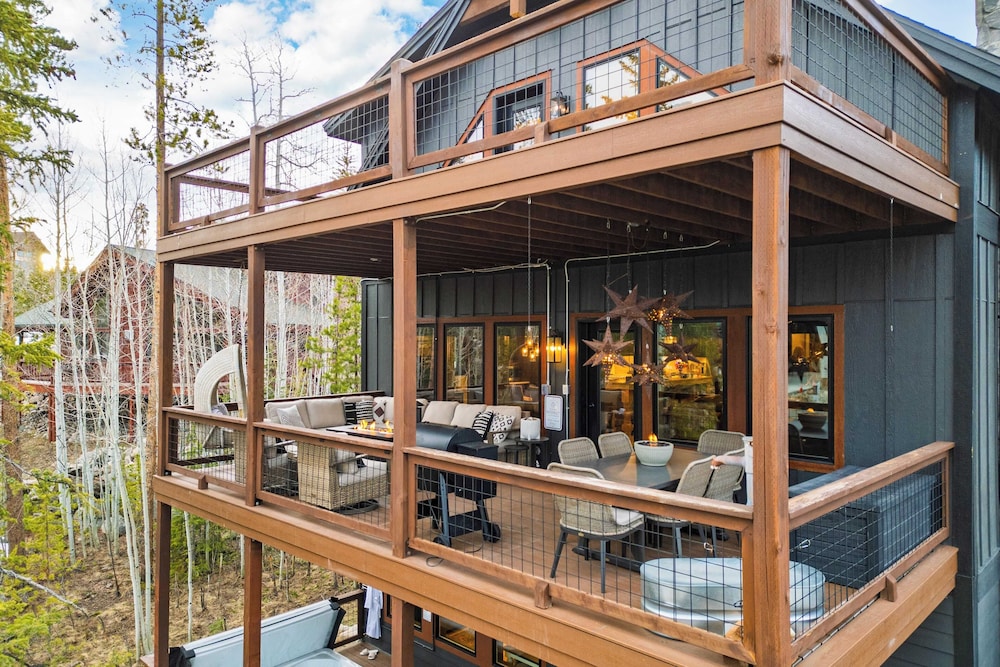 Winterhaven Estate by Avantstay Sleeps 19 Guests Mountain Compound w/ Views, Firepit, Hot Tub