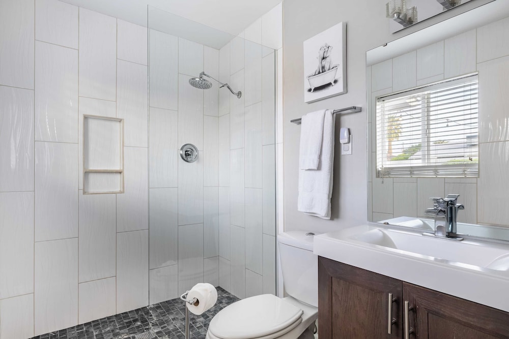 Indianola Oasis Private Pool, Outdoor Living & Old Town Access