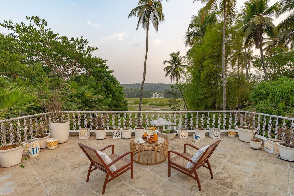 Loto Bianco by Hireavilla -4br w Pvt Pool Siolim