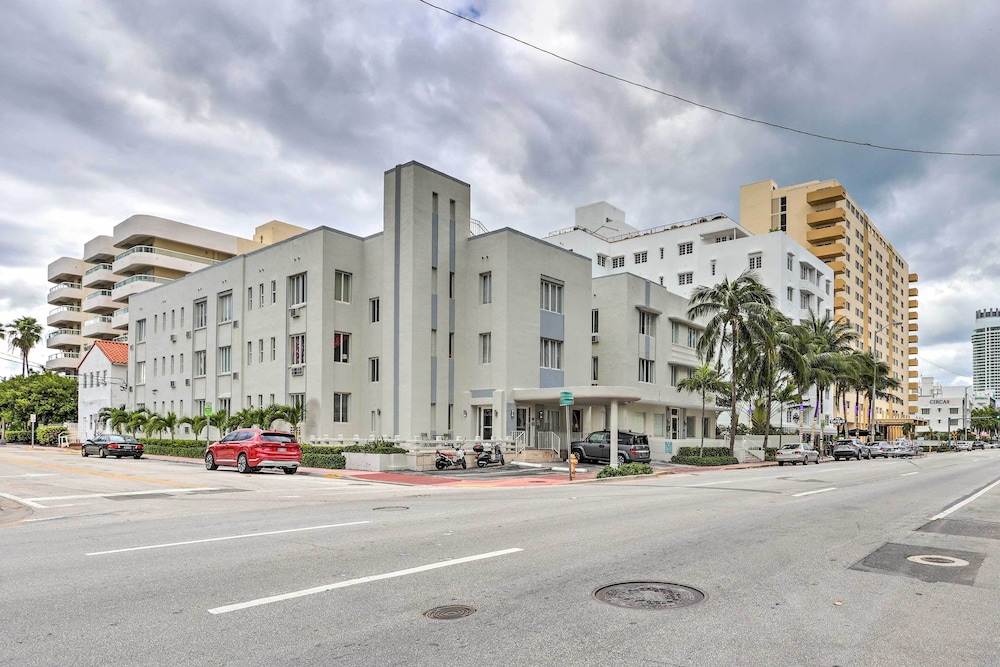 Sunny Miami Beach Condo Steps to Boardwalk! view 2