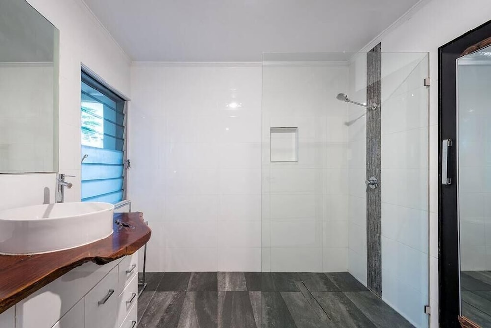 4 BDRM Pet Friendly Home 200m to Creek