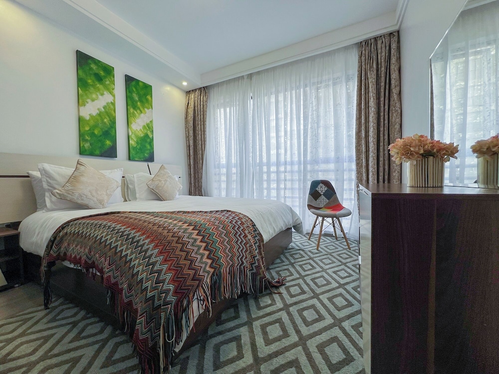 Moonlight Manor by Edmor Suites.