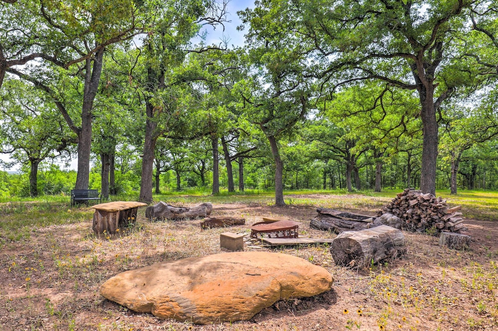 Charming Cameron Farm Retreat ~ 41 Mi to Tamu view 5