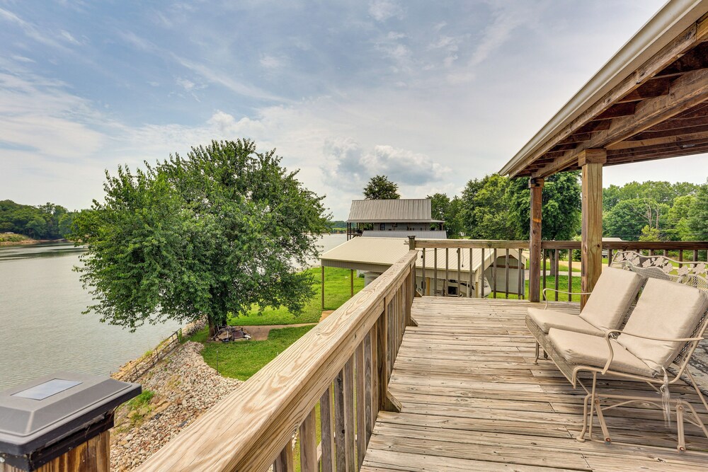 Tennessee River Retreat: Multi-level Deck & Views
