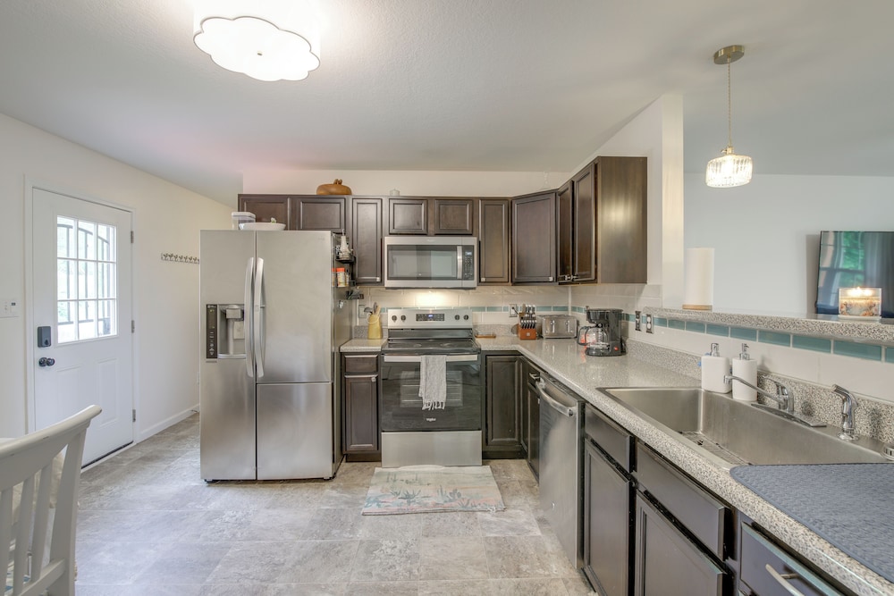 Commuter-friendly Home: 3 Mi to Dtwn Knoxville!