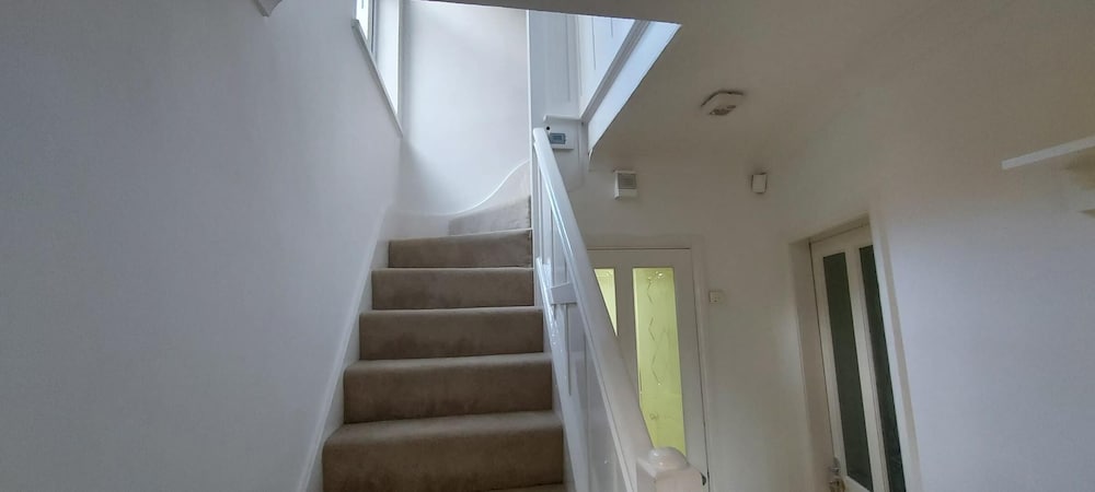 Stunning House in Hallgreen Birmingham, England view 5