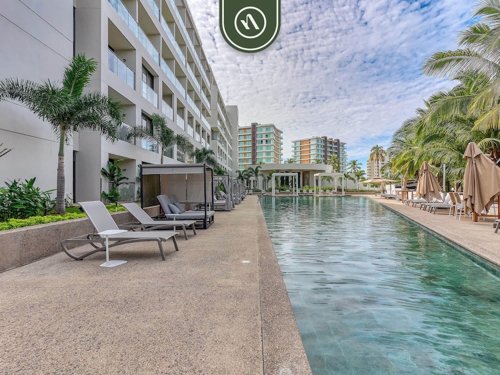 Luxury Condo With Canal View - Near Beach