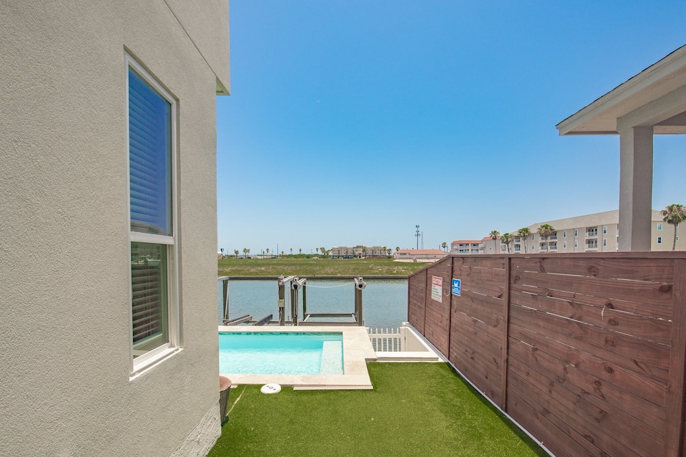 Waterfront Condo With Rooftop + Pool + Boat Slips