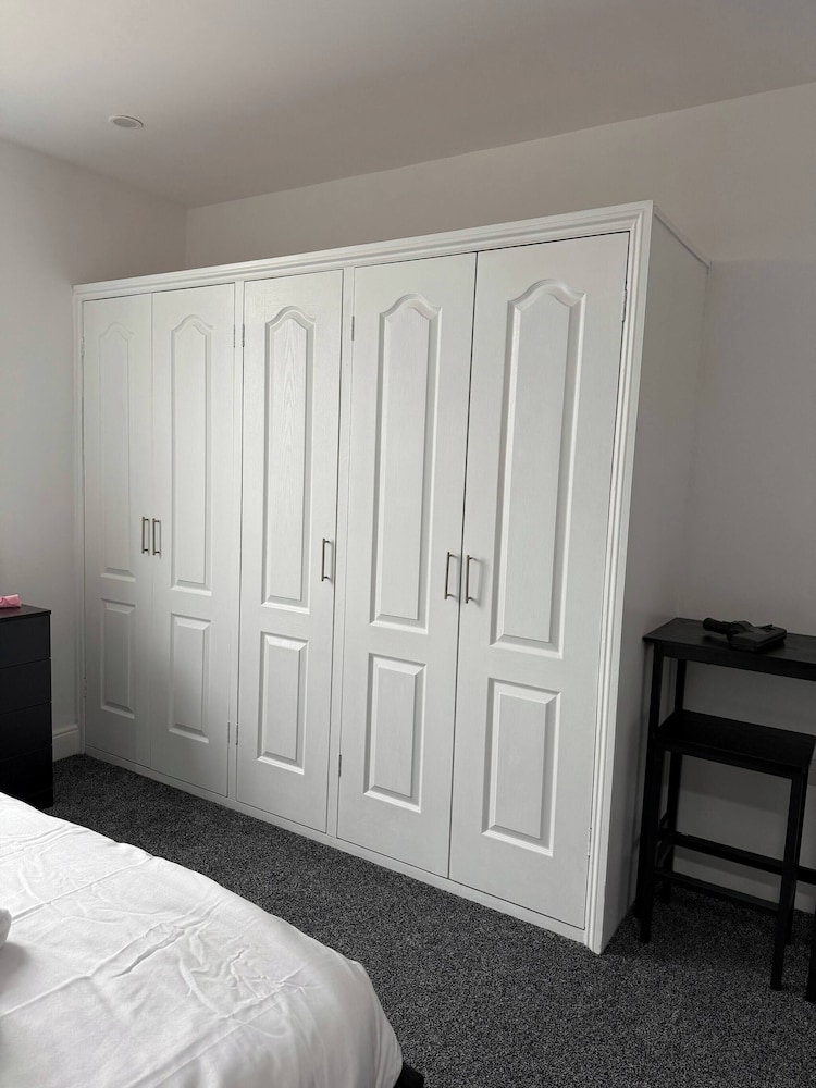 Peaceful Luton Apartment Close to Airport & Amenities