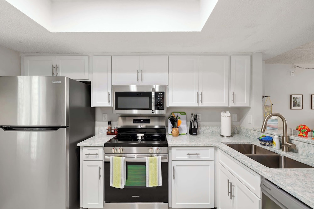 Modern Lakeside Condo 2 Bed, 2 Bath Oldsmar, FL