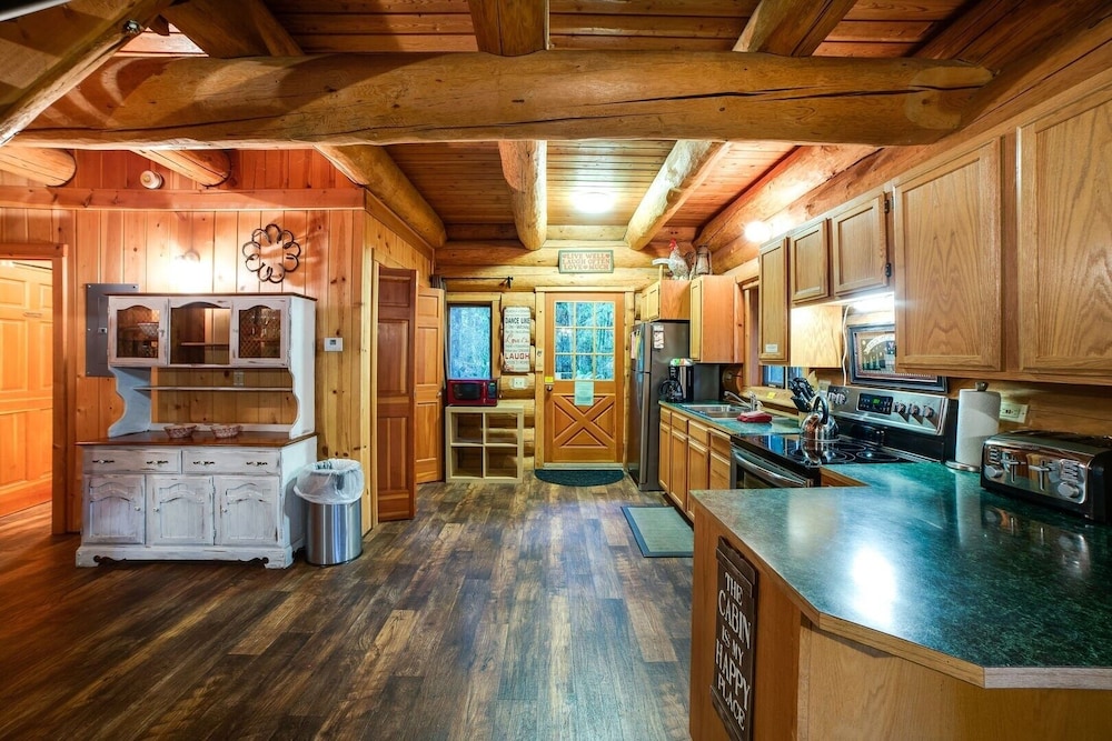 10sl - Real Log - Wifi - Sleeps-8 2 Bedroom Home by RedAwning