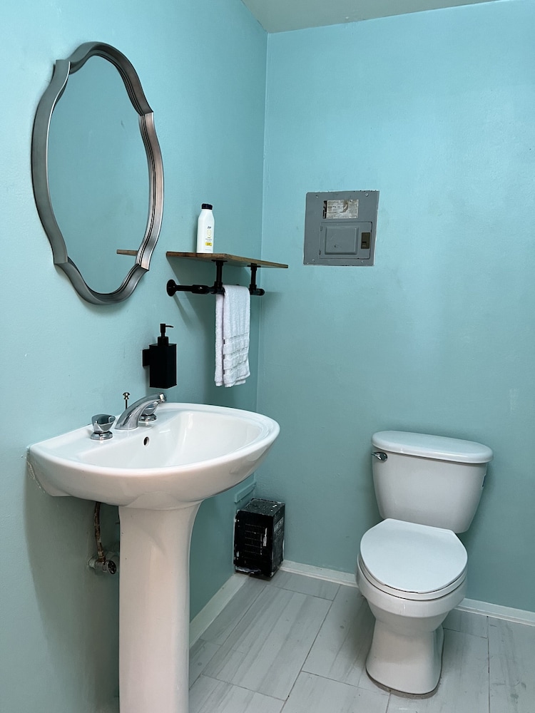 The Waterfront Inn - Hostel