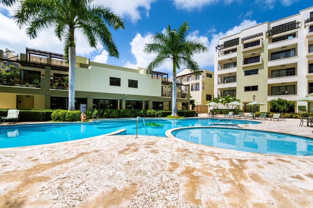 2BR Condo 5 Location w Amazingviews Pool GYM