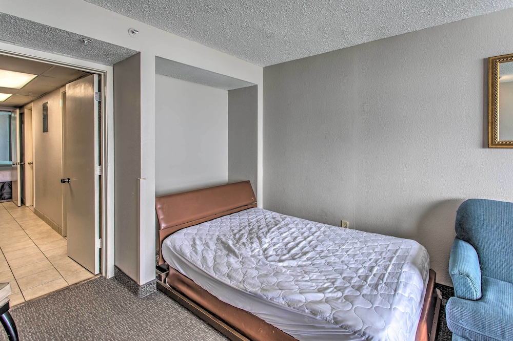 Breezy Landmark Resort Condo w/ Oceanfront Lanai!