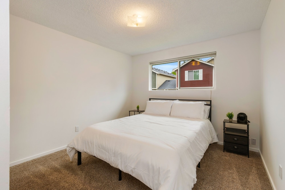 Bright 2BR Lynnwood Retreat