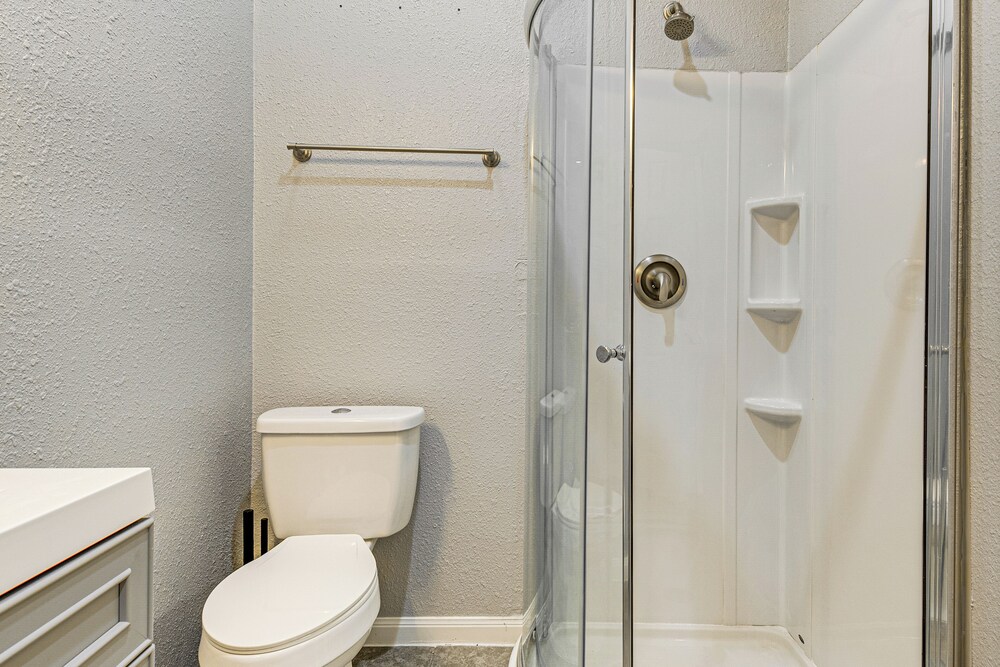 Pet-friendly Home 2 Miles to Lake Conroe! view 4