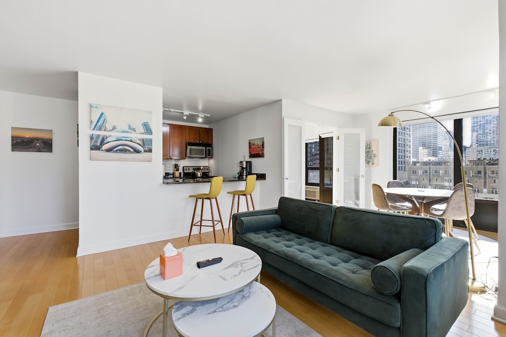 2bd River North Million Dollar Views! Parking Incl 2 Bedroom Condo