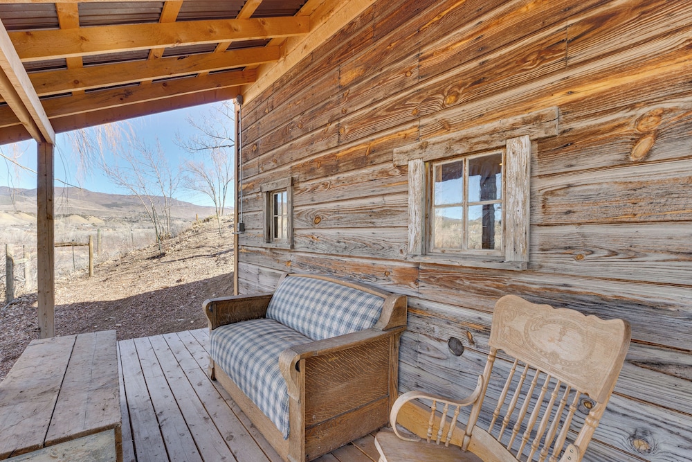 Historic Nature Lovers Cabin on Farm in Paonia!