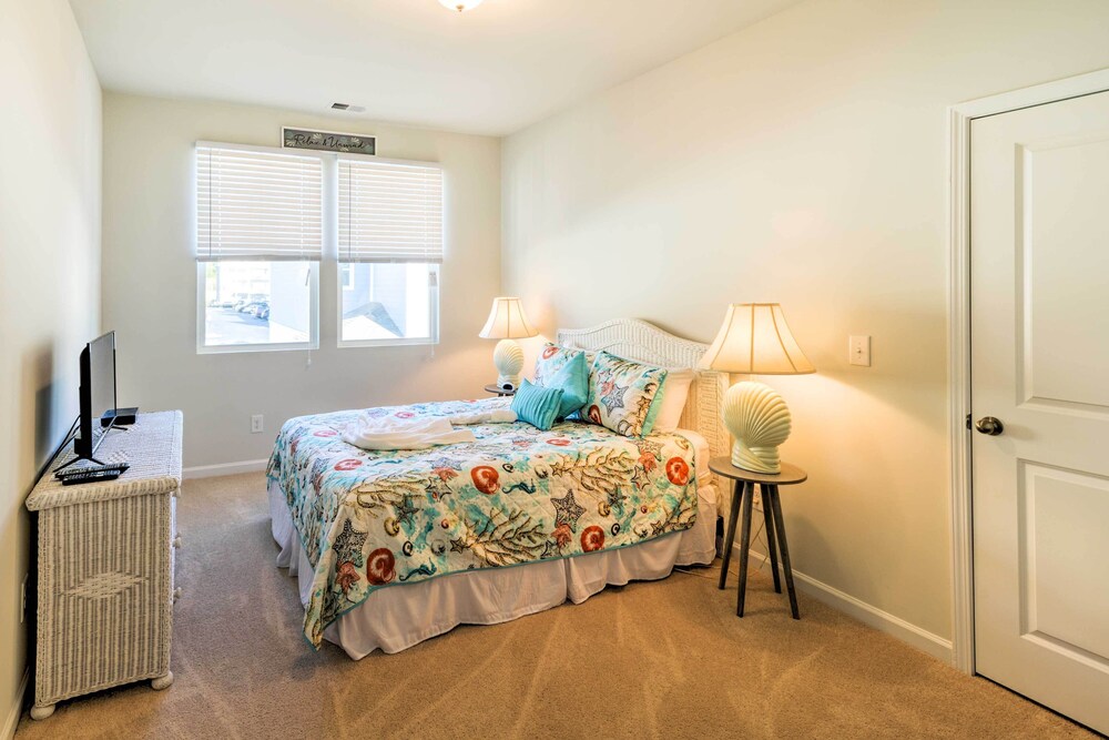 Colorful Myrtle Beach House: 2 Mi to Beaches!