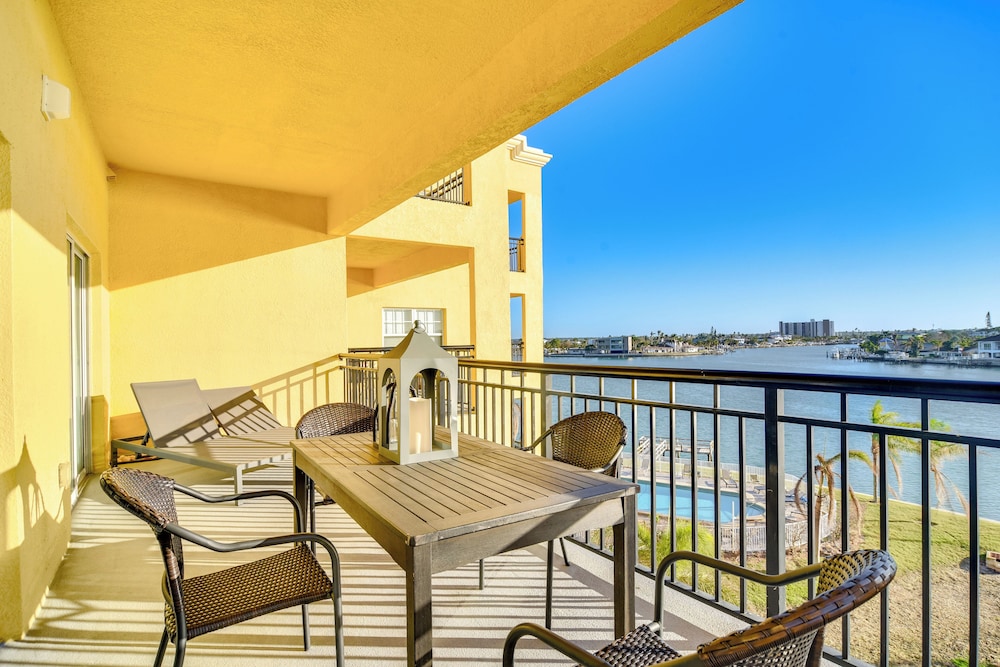 Short Walk to Bay & Ocean: Treasure Island Condo
