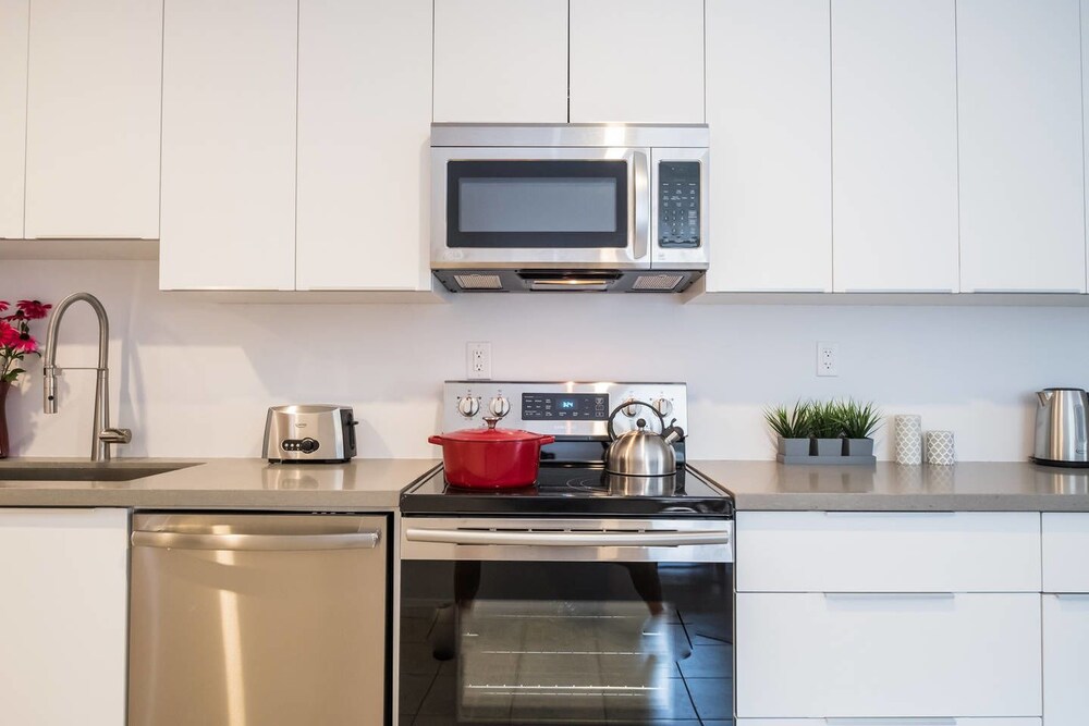 Chic & Central 3-bedroom in Little Italy - Image 5