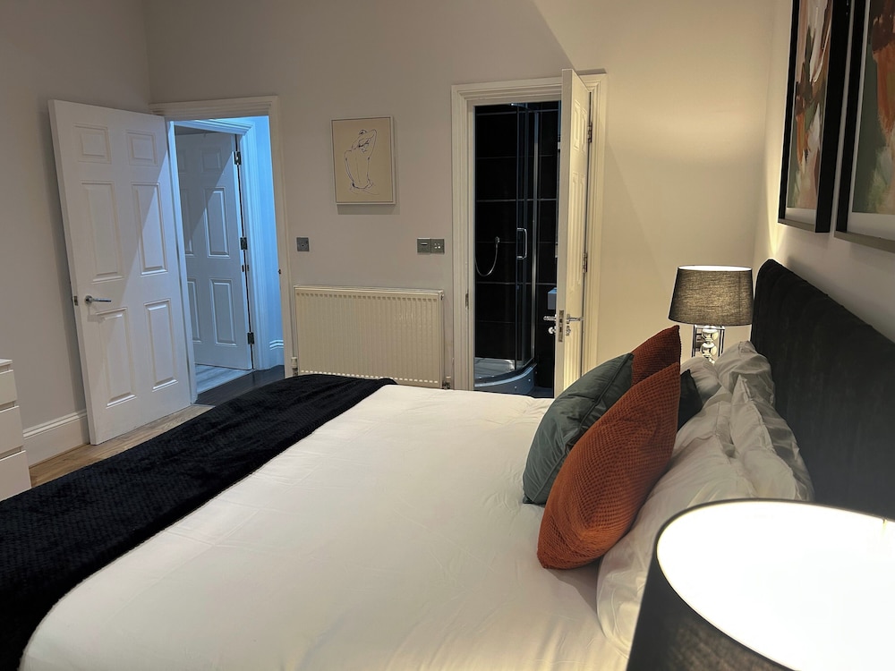 Central Apartment - Sleeps 6 & Near Station