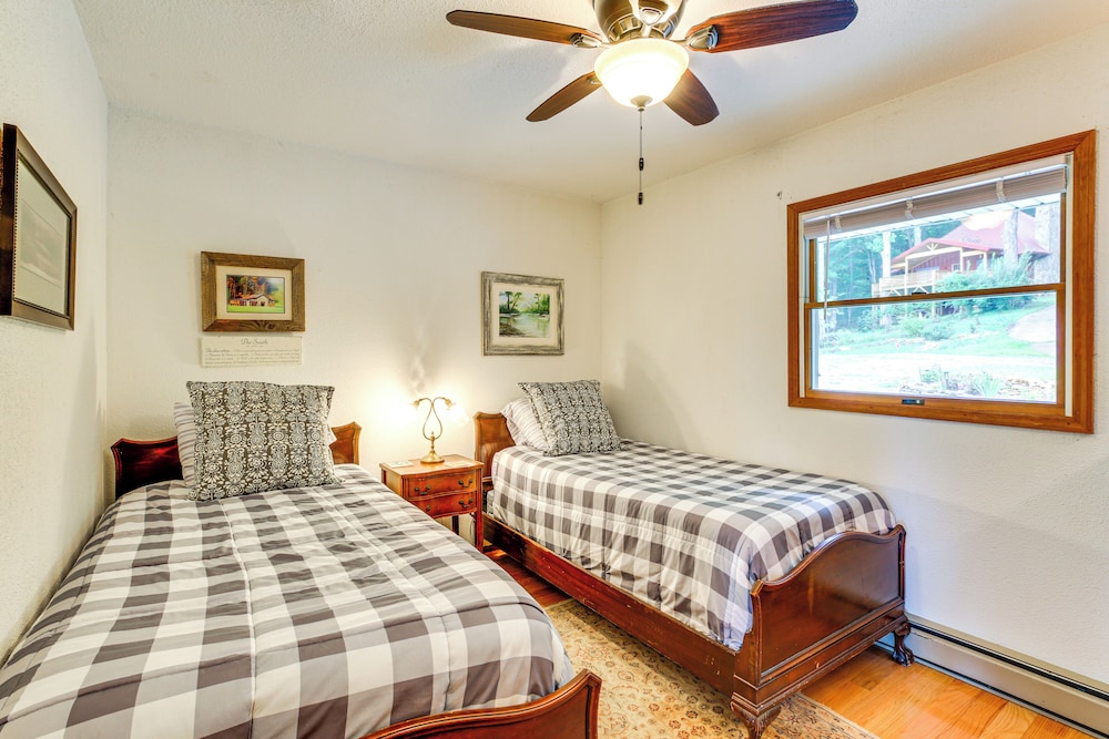 Deck, Fire Pit, Games: Family Escape Near Boone