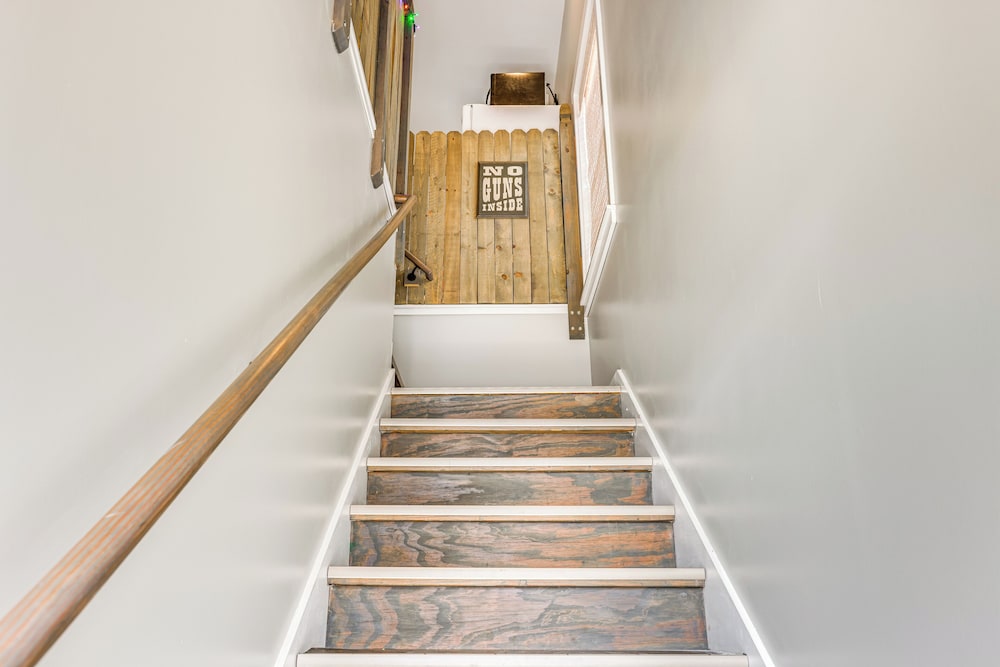 Close to Trails & Town! Artsy Apt in Frankfort