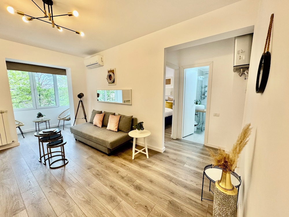 Metropole Apartments Romana Square
